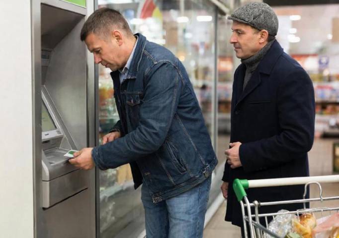 В Губахинском округе мужчина снял деньги с банковского счёта доверчивого знакомого