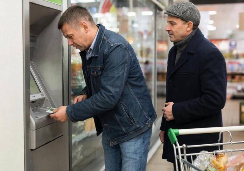 В Губахинском округе мужчина снял деньги с банковского счёта доверчивого знакомого