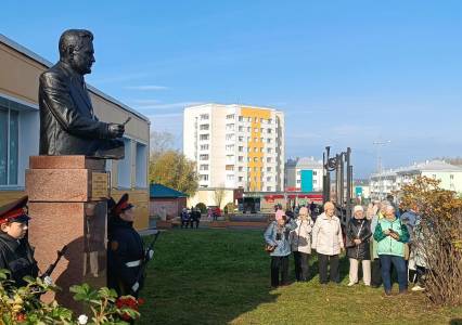 «Он строил город и думал о людях». На площади установили бюст экс-руководителю Губахи Вениамину Хмелёву