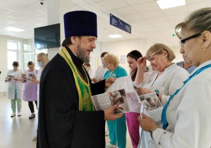 В День защиты детей священник посетил детскую поликлинику