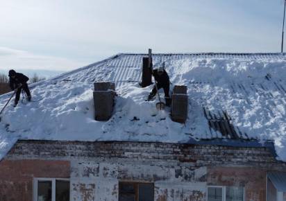 В Кизеловском округе коммунальщики чистят крыши от наледи и снега