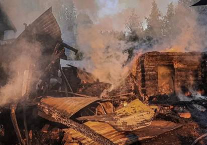 В одном из губахинских посёлков загорелся дом с баней