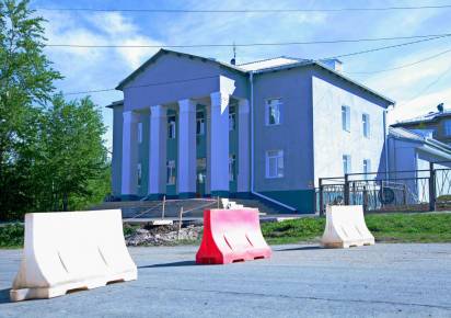 Основное отличие территорий ниже зданий театра «Доминанта» и бывшей трикотажной фабрики в фотографиях 19 мая