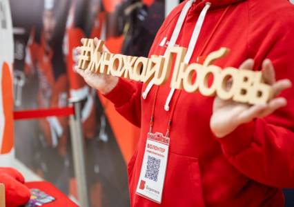 Фонд «Берегиня» в этом году подготовил для благотворителей 17 тысяч значков-сердечек