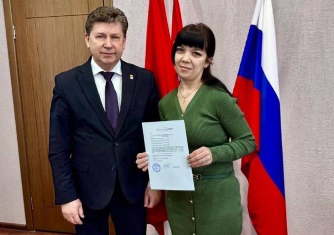 Свидетельство на счастье. В Губахе молодой многодетной маме вручили сертификат на покупку собственного жилья