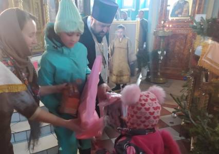 В Губахе местные жители исполнили новогодние желания нескольких десятков детей