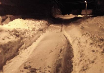 В прошлую пятницу в Гремячинском округе случился снежный коллапс. Жители одного из посёлков нанимали технику, чтобы выбраться из дома