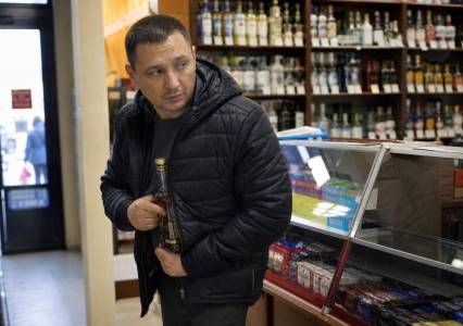 Губахинец отправится на скамью подсудимых за кражу бутылки настойки в магазине