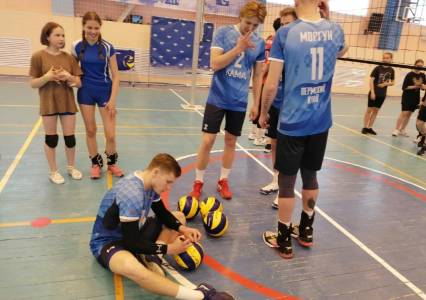 Губахинские школьники сыграли в волейбол с пермской командой, призёром Кубка страны