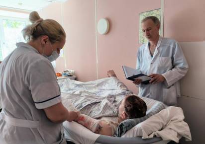 Губахинец, спасший соседку из огня, идёт на поправку, но впереди ещё не одна операция
