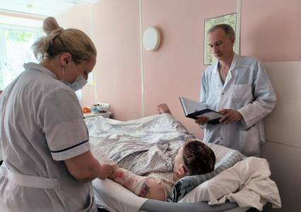 Губахинец, спасший соседку из огня, идёт на поправку, но впереди ещё не одна операция