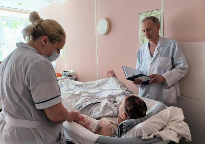 Губахинец, спасший соседку из огня, идёт на поправку, но впереди ещё не одна операция