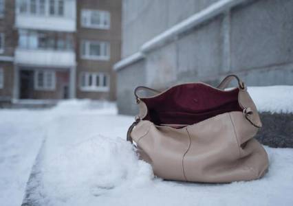 В Губахе мужчина во дворе дома избил и ограбил свою знакомую