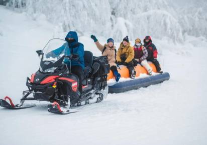 Самым популярным развлечением среди туристов в новогодние каникулы стало катание на снегоходах