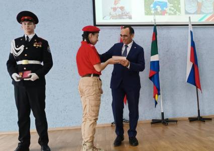 Патриоты живут в Губахе. Депутаты Законодательного собрания вручили трём губахинским школьникам нагрудные знаки «Юнармейская доблесть»