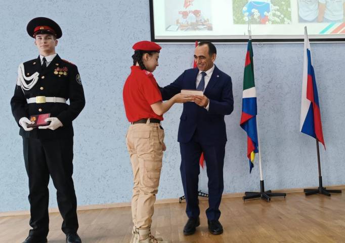 Патриоты живут в Губахе. Депутаты Законодательного собрания вручили трём губахинским школьникам нагрудные знаки «Юнармейская доблесть»