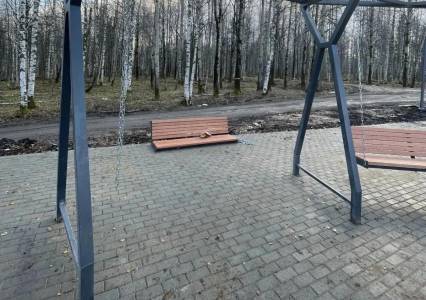 В Губахинском округе вандалы разгромили недостроенный сквер