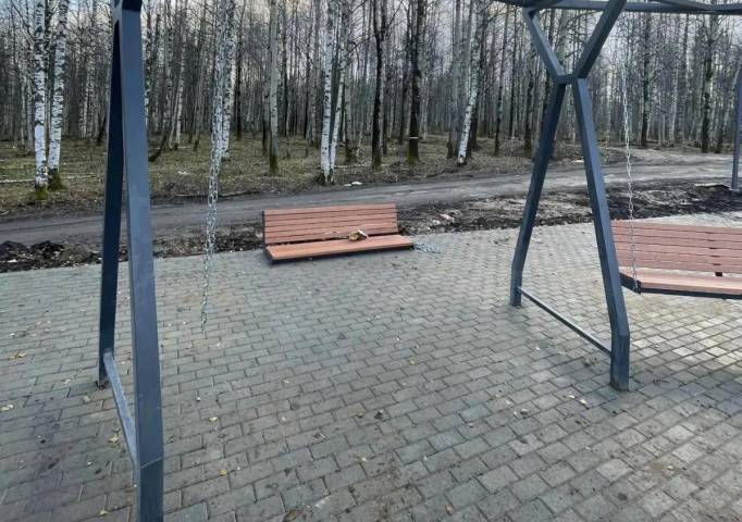 В Губахинском округе вандалы разгромили недостроенный сквер