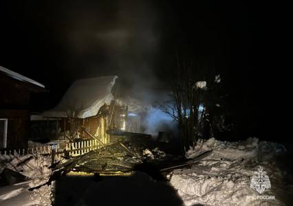 Во время очередного пожара в Губахе пострадаало от огня 40 квадратных метров построек 