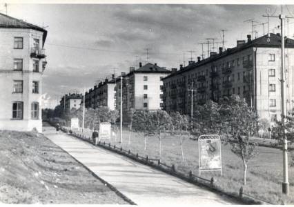 Когда тополя ещё были. Откуда взялись мачты на проспекте Ленина в Губахе и как выглядела советская реклама