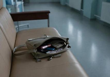 В губахинской поликлинике у посетительницы украли банковскую карту