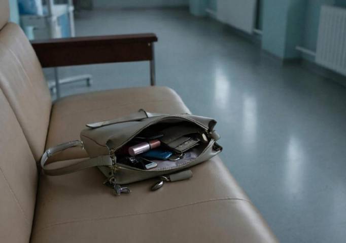 В губахинской поликлинике у посетительницы украли банковскую карту