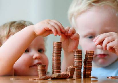 Стала известна дата, с которой будут перечислять выплаты на детей, растущих в неполных семьях