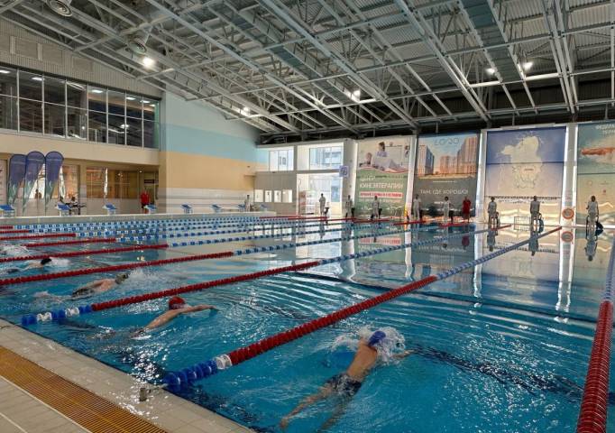 В воду – без страха. Более 4 тысяч третьеклассников пройдут программу обучения плаванию в этом году