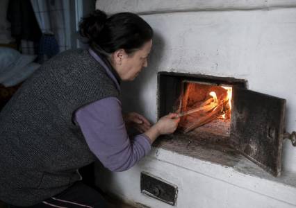 Жительницу КУБа доставили в больницу с сильными ожогами, полученными при попытке разжечь огонь в печи
