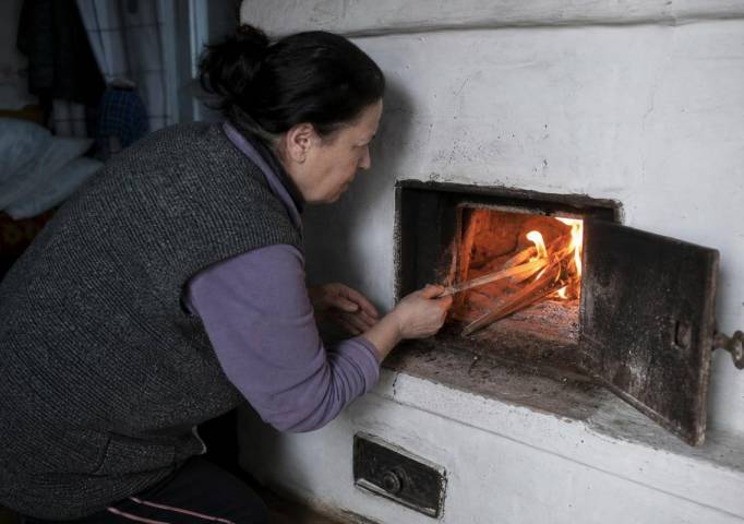 Жительницу КУБа доставили в больницу с сильными ожогами, полученными при попытке разжечь огонь в печи